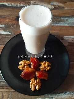 A picture of Dates and walnuts Milkshake.