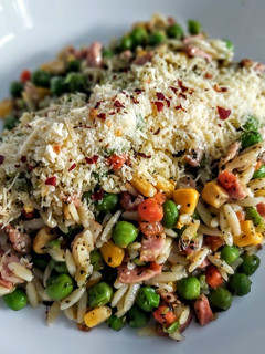 Una foto de RISONI(Orzo)con Tocineta🥓y Vegetales...!