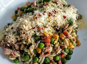 Una foto de RISONI(Orzo)con Tocineta🥓y Vegetales...!