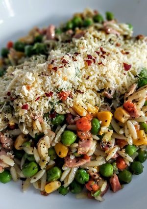 Una foto de RISONI(Orzo)con Tocineta🥓y Vegetales...!