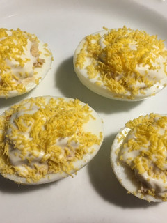 Una foto de 138. Huevos rellenos marineros