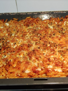 Una foto de Macarrones con tomate y atún gratinados