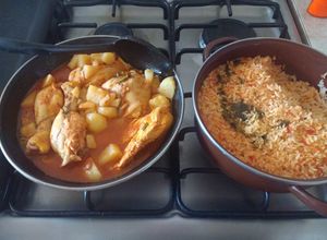 Una foto de Pollo entomatado con papas y arroz rojo