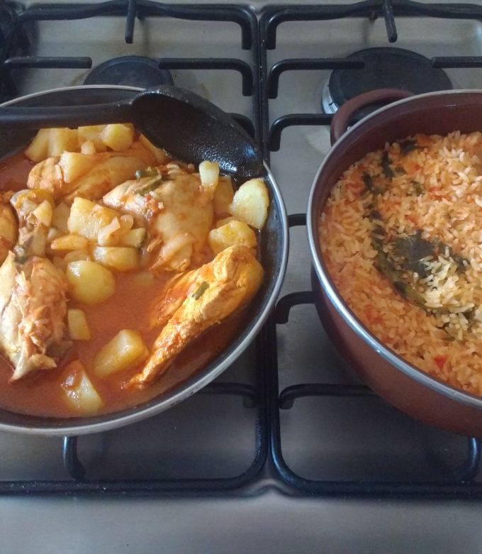 Una foto de Pollo entomatado con papas y arroz rojo