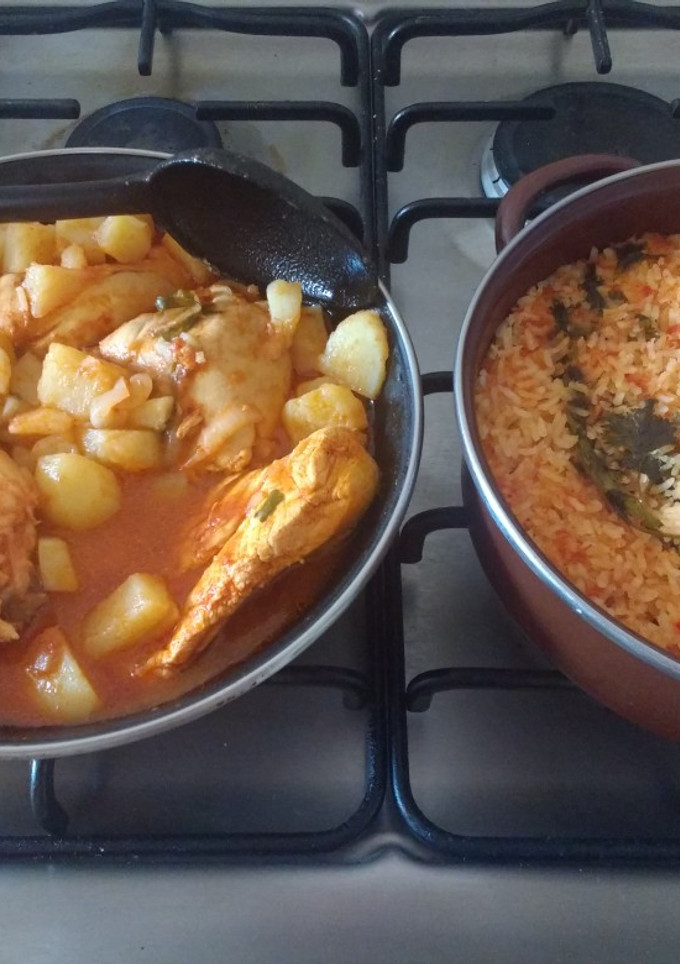Una foto de Pollo entomatado con papas y arroz rojo