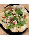 Caesar salade con salmone con semi di sesamo in una ciotola di tortillas 🥗🥙