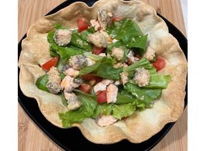 Foto di Caesar salade con salmone con semi di sesamo in una ciotola di tortillas 🥗🥙