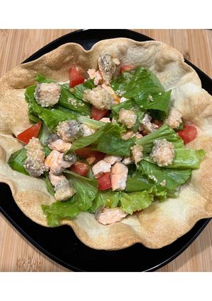Foto di Caesar salade con salmone con semi di sesamo in una ciotola di tortillas 🥗🥙