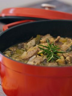 Una foto de Ternera con setas y calabacín en cocotte