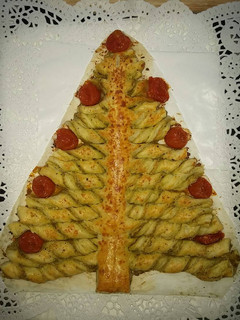 Una foto de Árbol de hojaldre con pesto y parmesano