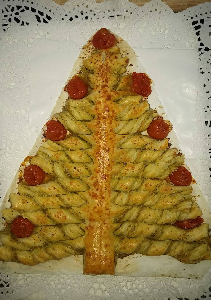 Una foto de Árbol de hojaldre con pesto y parmesano