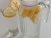 Gambar infused water lemon