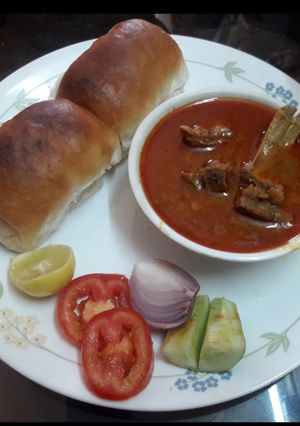 तांबडा रस्सा (tambada rassa recipe in marathi) रेसिपी चे मुख्य फोटो 