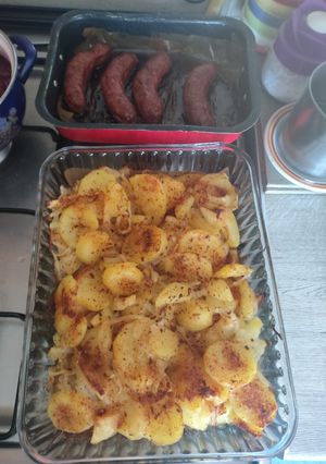 1992. Kolbász hagymás sajtos krumplival 😋 recept fotója