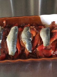 Una foto de Pimientos asados con lomos de sardinas marinadas
