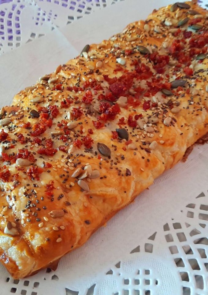 Una foto de Hojaldre con queso de cabra, membrillo, jamón y semillas
