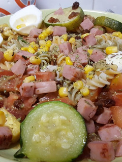 Una foto de Pasta con calabacín, pavo, tomate y piña