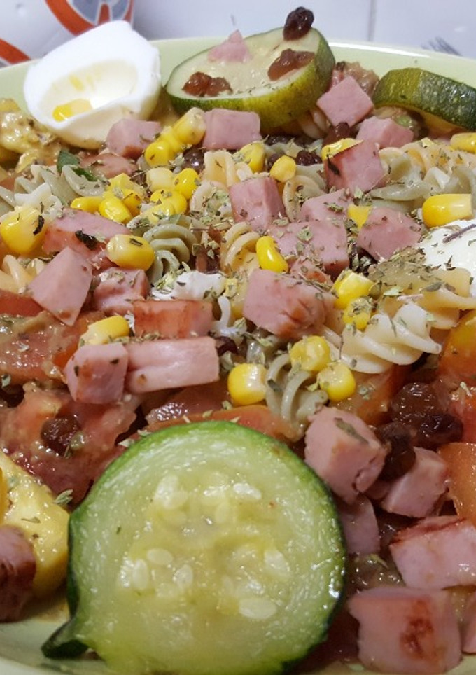 Una foto de Pasta con calabacín, pavo, tomate y piña