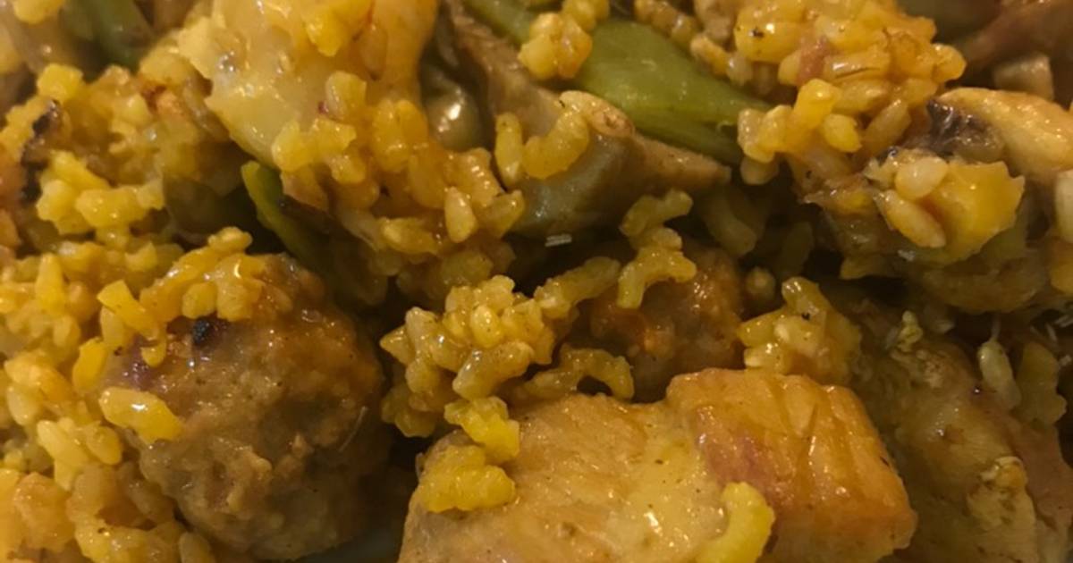 Paella Valenciana con alcachofas, albóndigas y arroz integral Receta de