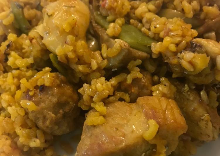 Paella Valenciana con alcachofas, albóndigas y arroz integral