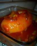 Papa rellena bañada en salsa de tomate con cebolla cambray