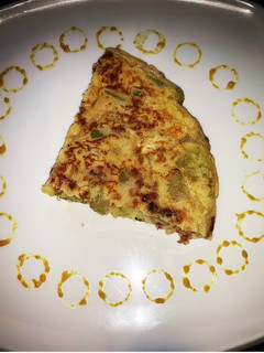 Una foto de Esponjosa y deliciosa tortilla de calabacín con cebolla