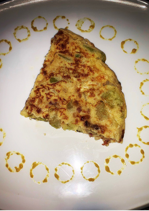 Una foto de Esponjosa y deliciosa tortilla de calabacín con cebolla