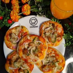 A picture of Chicken tikka pizza.
