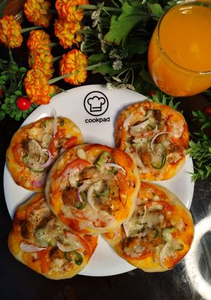 A picture of Chicken tikka pizza.