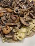 Cinta con salsa de camarón y portobello