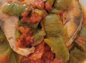 Una foto de Mujol con pimientos y tomate muy fácil y resultona