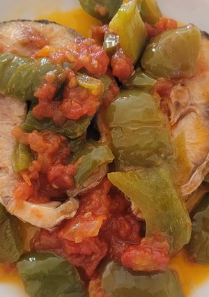 Una foto de Mujol con pimientos y tomate muy fácil y resultona