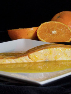 Una foto de Salmón a la naranja en sartén
