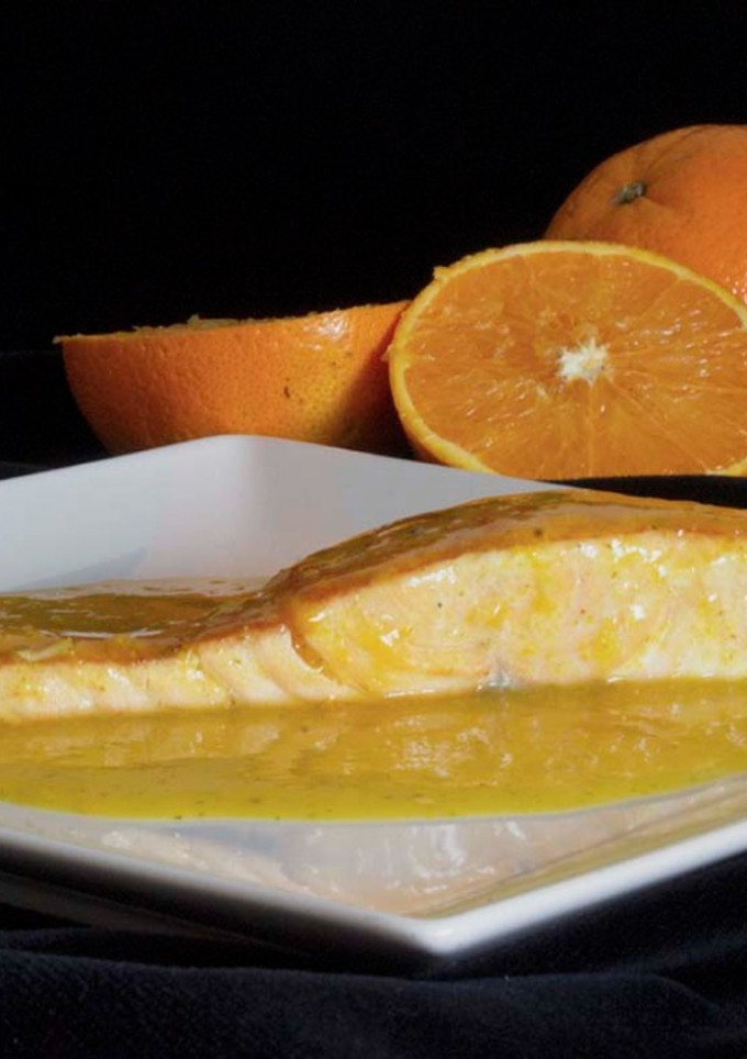 Una foto de Salmón a la naranja en sartén