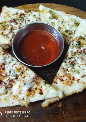 A picture of Cheesy garlic bread.