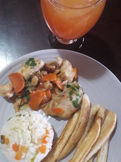 Una foto de Pollo con almendras
