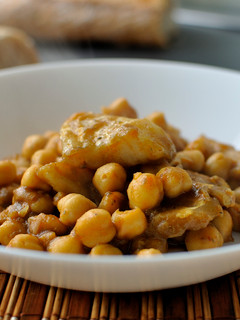 Una foto de Garbanzos con bacalao en salsa vizcaína