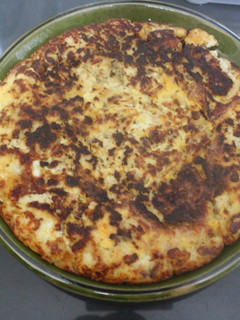 Una foto de Tortilla de pan duro y atún