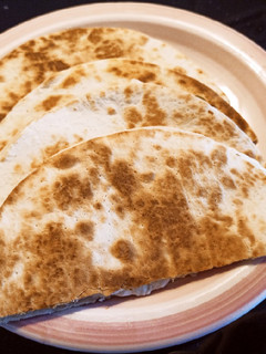 Una foto de Quesadilla con queso latino y jalapeños