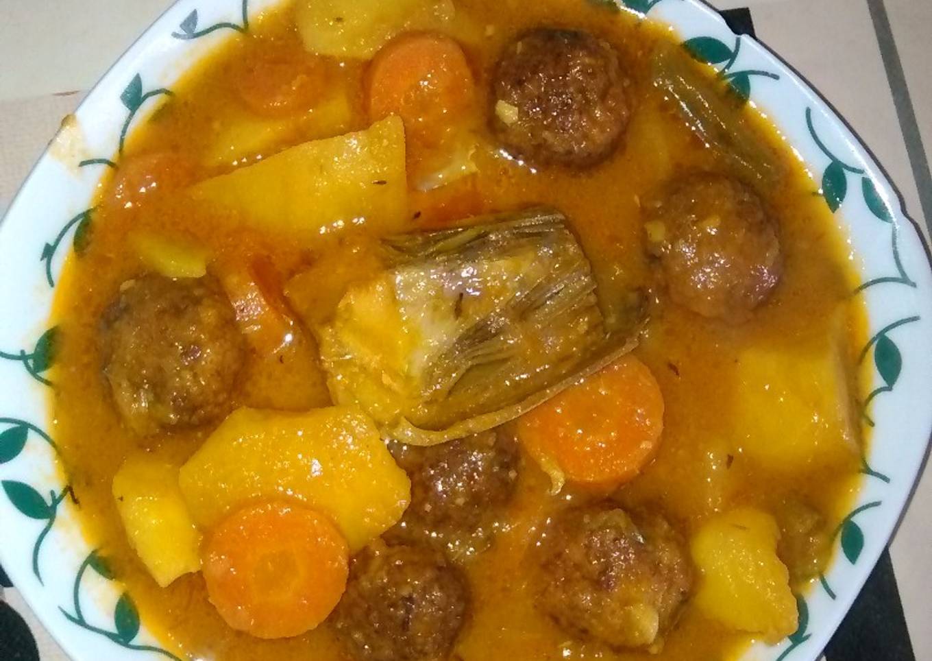 Mi guiso de patatas y albóndigas