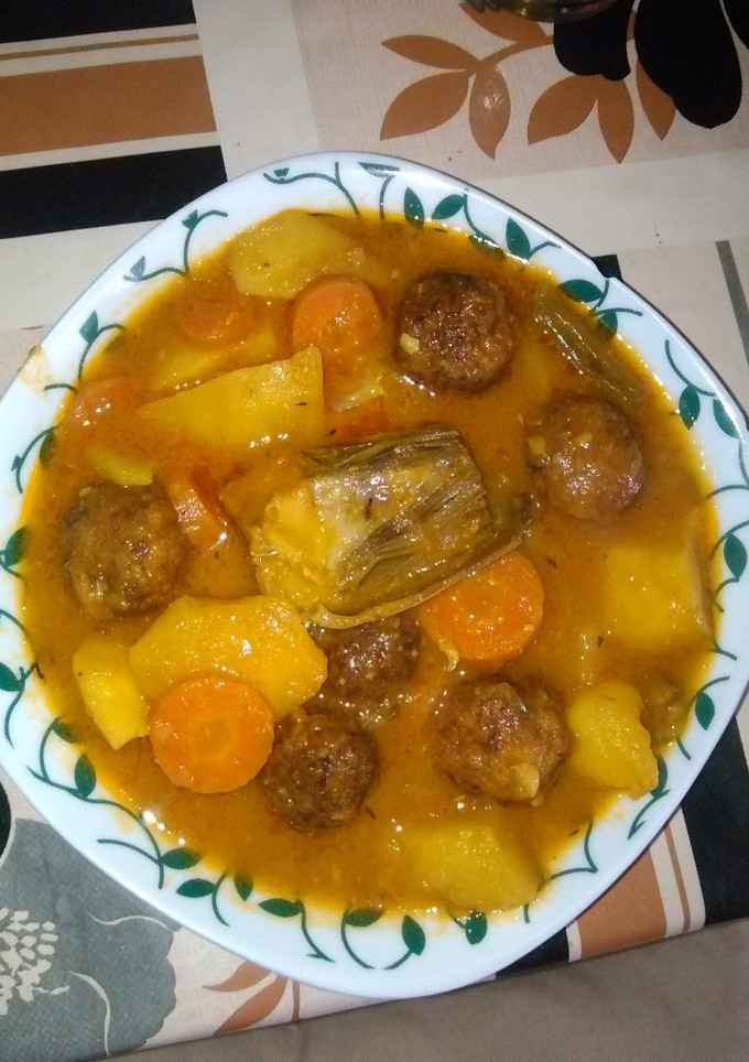 Una foto de Mi guiso de patatas y albóndigas