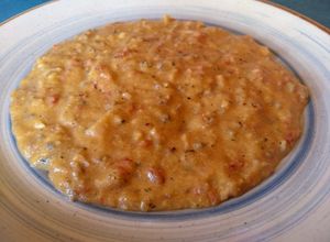 Una foto de Polenta cremosa con salsa casera