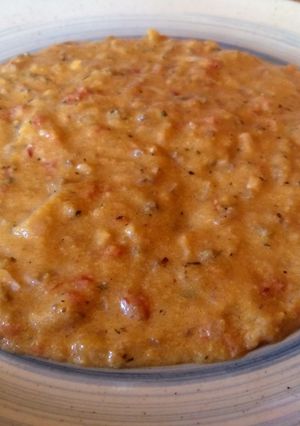 Una foto de Polenta cremosa con salsa casera