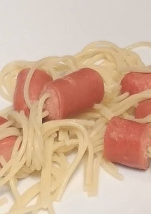 Una foto de Fideos con salchicha