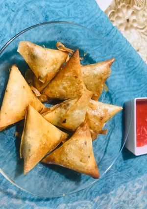 A picture of Tawa Samosas.