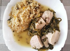 Una foto de Carne de puerco en salsa verde con verdolagas