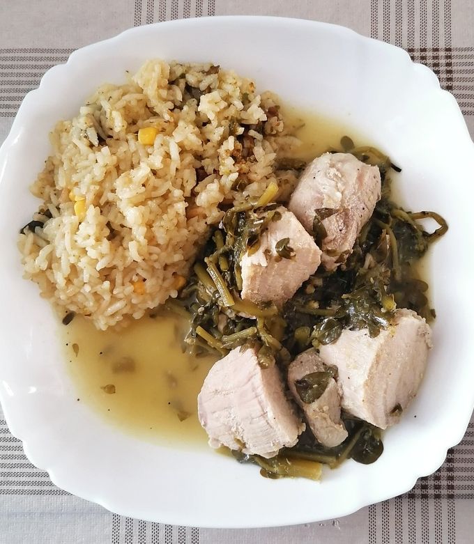 Una foto de Carne de puerco en salsa verde con verdolagas