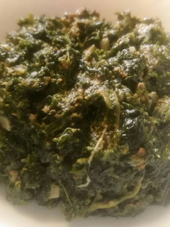 Una foto de Espinacas con pan frito al comino