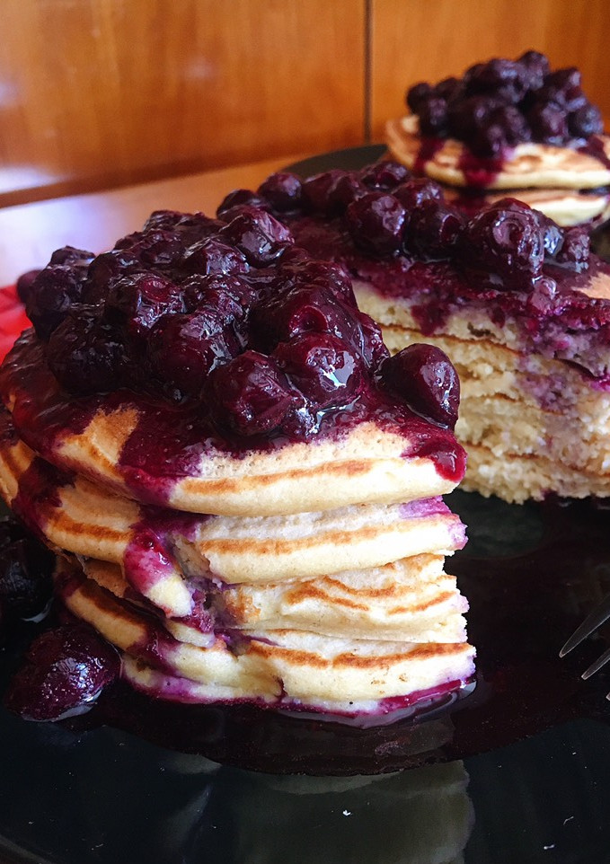 Una foto de Tortitas de requesón con arándanos