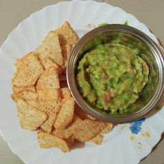 A picture of Guacamole Dip with Nachos.